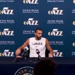Rudy Gobert touche les micros en quittant une conférence de presse