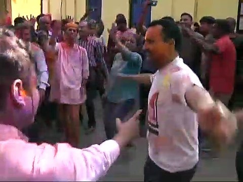 जमकर नाच गाने के बीच उड़ा रंग गुलाल, डीआईजी के साथ मनाई होली