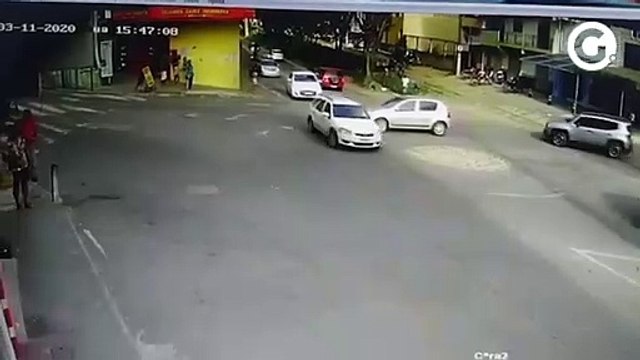 Câmera de videomonitoramento mostra momento exato que caminhão desgovernado atinge loja em Cariacica