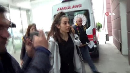 Babasını öldürdüğü iddia edilen genç kız annesiyle el ele adliyeye geldi