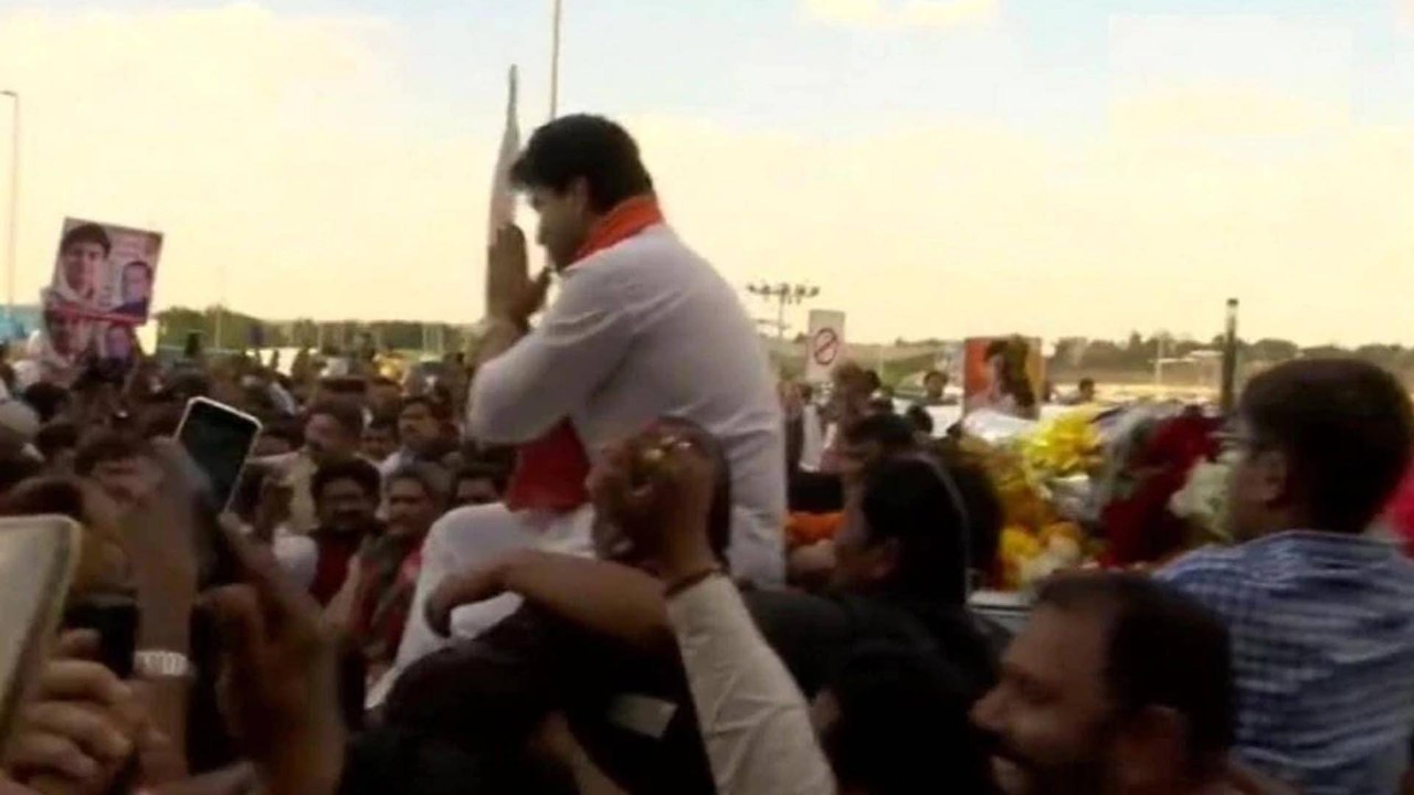 Amid rise in corona cases crowd gathers to welcome Scindia