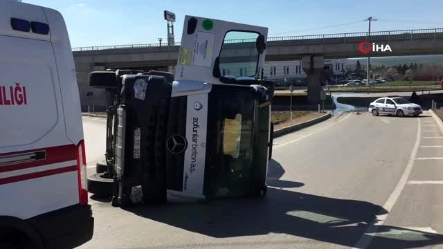 Virajı alamayan beton mikseri devrildi, araç sürücüsünü emniyet kemeri kurtardı