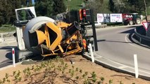 Virajı alamayan beton mikseri devrildi, araç sürücüsünü emniyet kemeri kurtardı