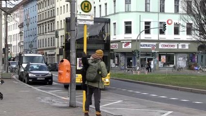 Download Video: - Berlin'de otobüs şoförlerine korona önlemi- Şoför, şeritle koruma altında