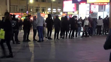 Tatili duyan öğrenciler bilet satış noktalarına akın etti