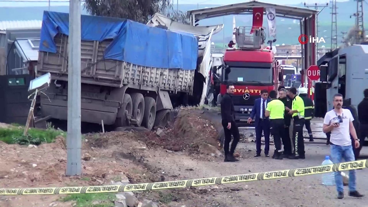 Cizre’de freni boşalan tır, polis kapama noktasına daldı: 2 yaralı