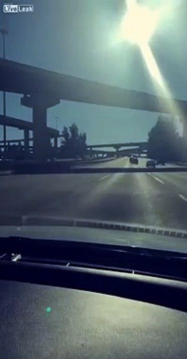 Il croise une voiture télécommandée qui roule sur l'autoroute aussi vite que les voitures