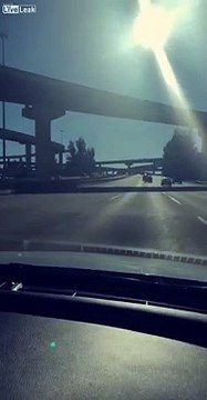 Il croise une voiture télécommandée qui roule sur l'autoroute aussi vite que les voitures