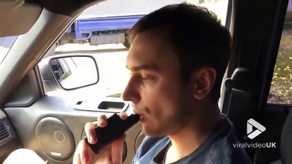 Le son de sa voiture est si fort qu'il fait vibrer la fumée de sa cigarette électronique