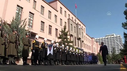 Bakan Akar, İngiliz mevkidaşı Wallace ile görüştü