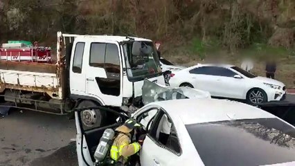 전남 순천서 승용차·화물차 정면 충돌...4명 사상 / YTN