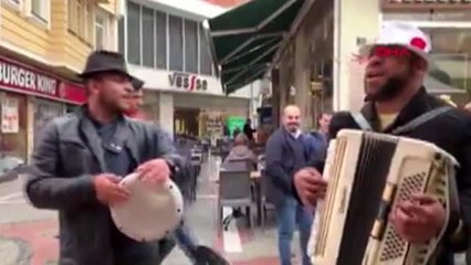 EDİRNE Koronavirüs'e yapılan 9/8'lik şarkıyla, stres atıyorlar