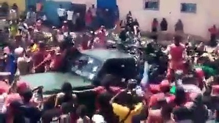 Des militaires acclamés par des manifestants à Labé