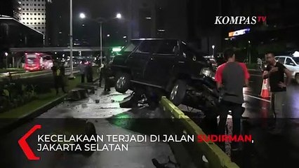 Sebuah Mobil Nyangkut di Separator Busway Jalan Sudirman