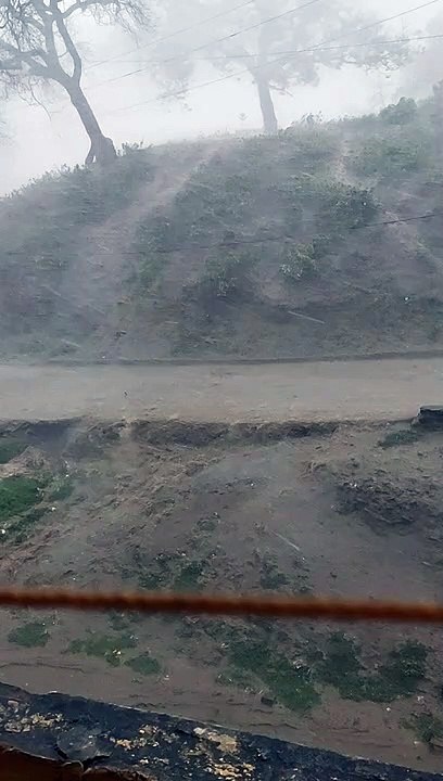 हरदोई: बिलग्राम क्षेत्र के आसपास कई जगहों पर भारी बारिश और ओलावृष्टि की खबरें
