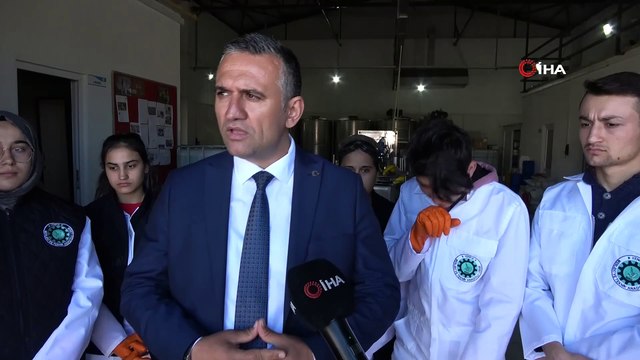 Meslek liseli öğrenciler korona virüse karşı gece gündüz Türk malı dezenfektan üretiyor