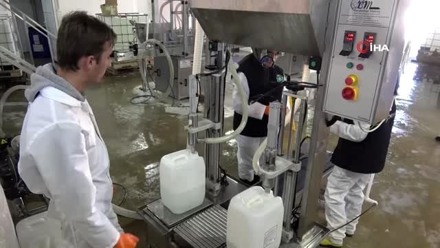 Meslek liseli öğrenciler korona virüse karşı gece gündüz Türk malı dezenfektan üretiyor