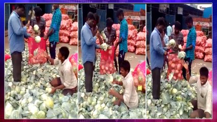 Amazing Team Work In Vegetable Market | ఆడుతూ పాడుతూ పనిచేస్తుంటే..!!