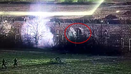 Yunan askerler gaz bombalarının etkisini artırmak için kullandıkları fan ters etki yapınca gazdan kendileri etkilendi