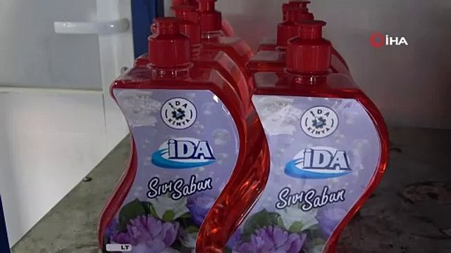 Meslek liseli öğrenciler korona virüse karşı gece gündüz Türk malı dezenfektan üretiyor