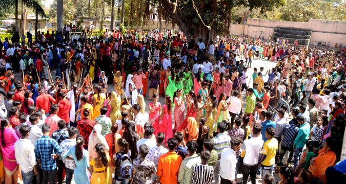 Video : मां त्रिपुरा सुंदरी के दरबार में गेर नृत्य की धूम, ढोल की थाप और घुंघरू की झंकार पर थिरके हजारों कदम