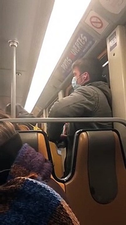 Au Belgique, un type étend sa salive sur la barre d’un métro.
