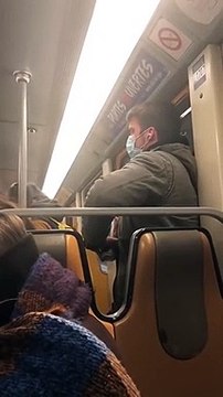 Au Belgique, un type étend sa salive sur la barre d’un métro.