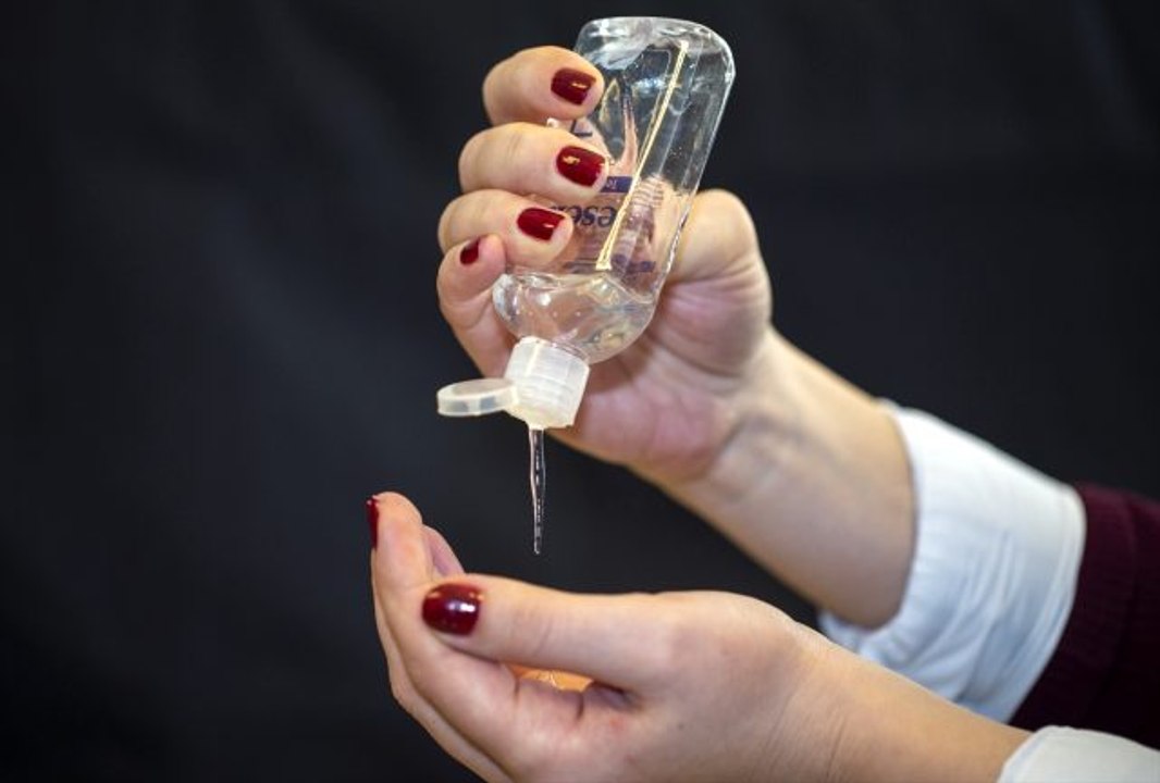 Uzmanlar, koronavirüse karşı cep telefonu ve bankamatik kullanımından sonra temizlik yapılmasını tavsiye etti