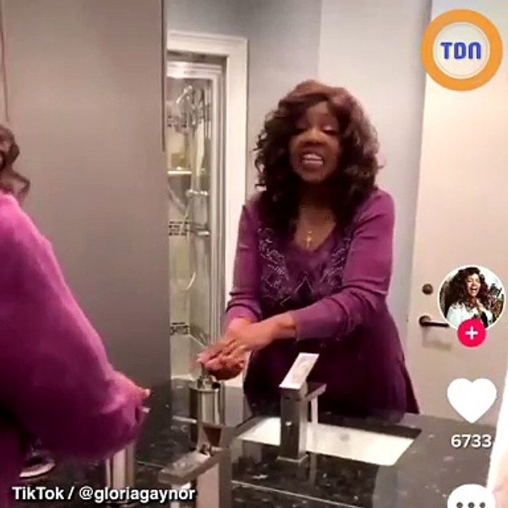Coronavirus : Gloria Gaynor vous apprend à vous laver correctement les mains en reprenant "I Will Survive"