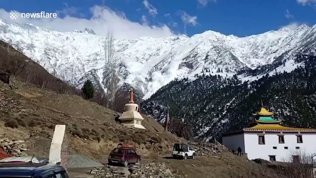 Dramatic moment avalanche hurtles towards villagers in north India