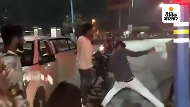 बहन से छेड़खानी का विरोध करने पर कार सवार बदमाशों ने बीच सड़क युवक को पीटा, युवती को भी मारी लात 