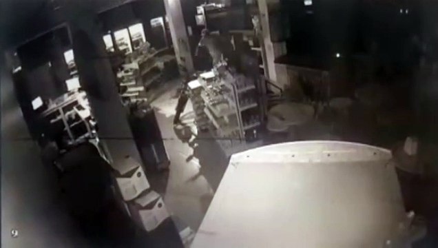 Câmeras de segurança flagram arrombamento em posto de combustíveis no Centro