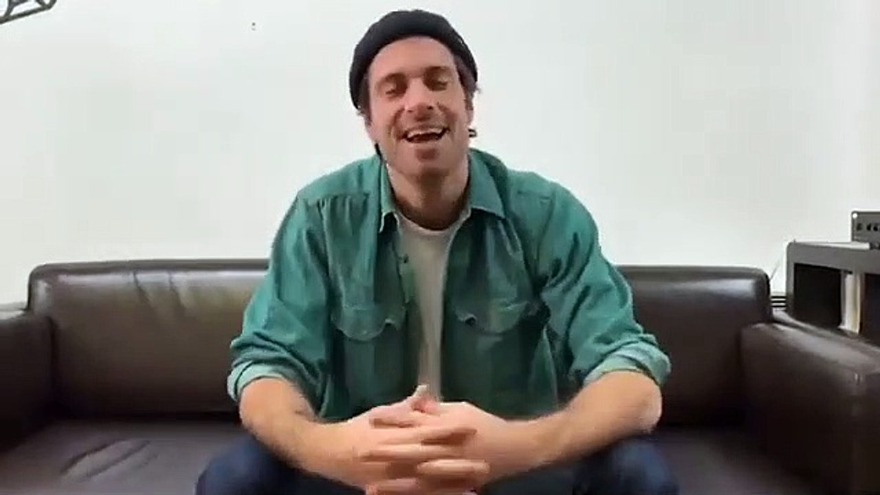 Critiqué par le Ministre de la Communication et les internautes, Tom Leeb change sa chanson pour l'Eurovision et trouve un titre en français