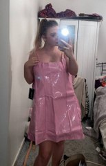 Elle commande une superbe robe en latex sur Internet et reçoit ça....