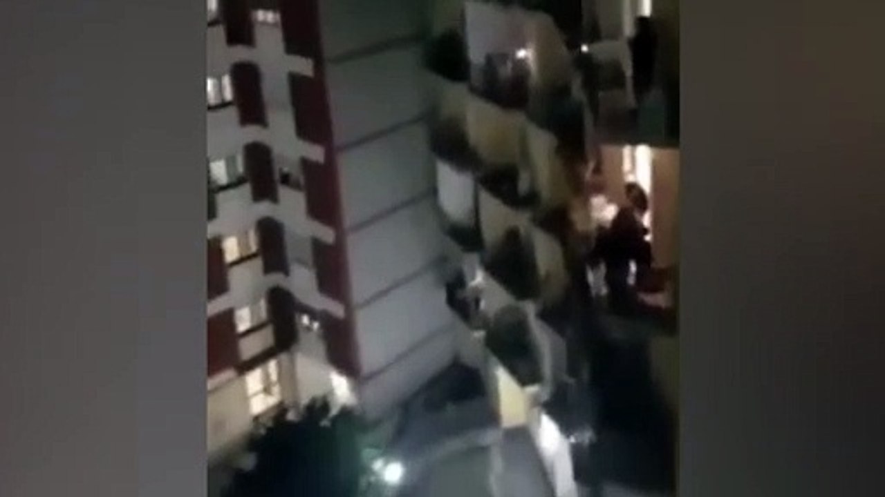Koronavirüs | Karantina altındaki İtalya'da insanlar, evinin balkonuna çıkıp hep bir ağızdan şarkılar söyledi