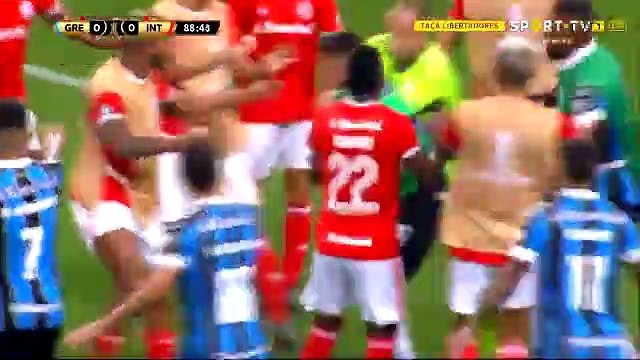 Futbol sahası boks ringine döndü! Hakem 8 kişiye kırmızı kart gösterdi