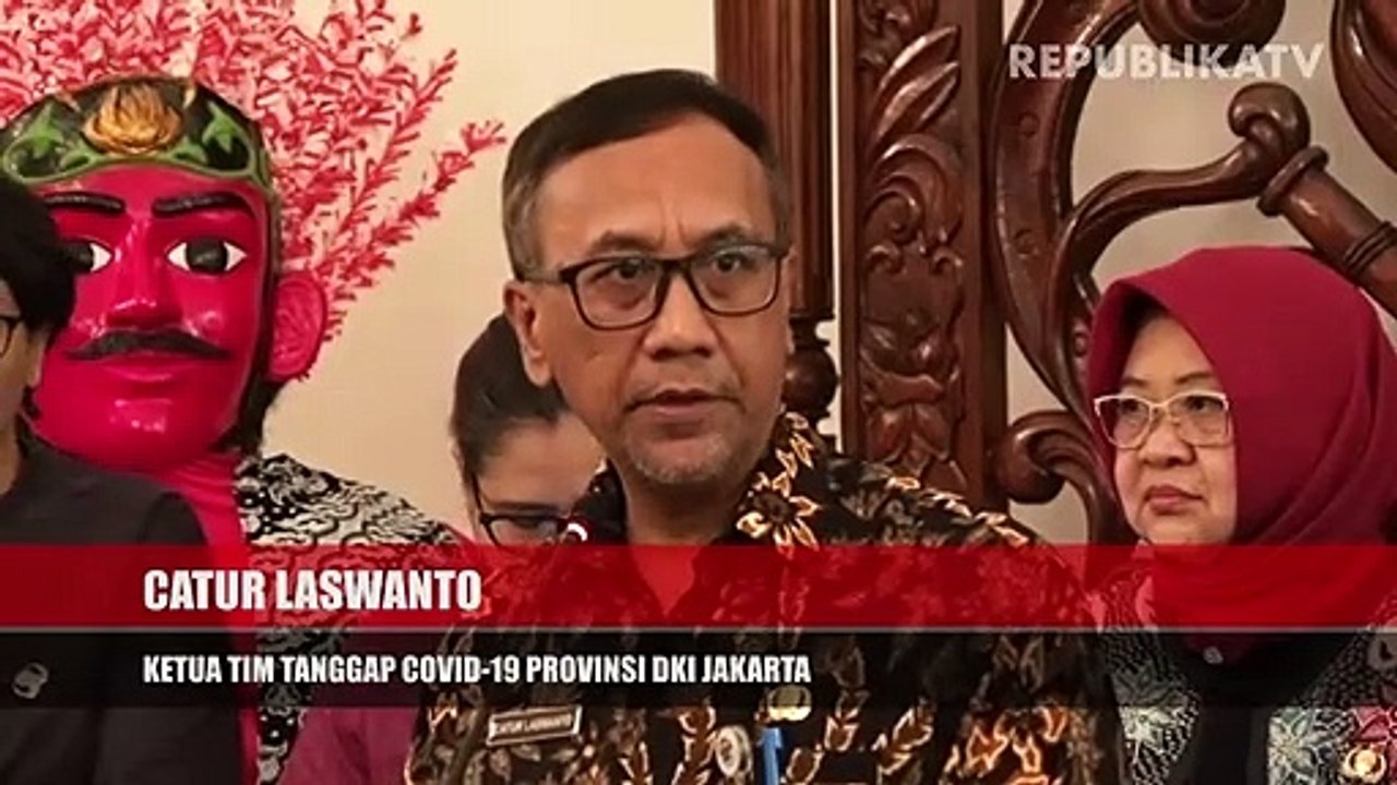 Petugas medis menggunakan pakaian biosafety saat penyuluhan terkait pencegahan dan edukasi infeksi novel coronavirus (2019-nCov) di RSUD Pasar Minggu, Jakarta, Rabu (29/1).