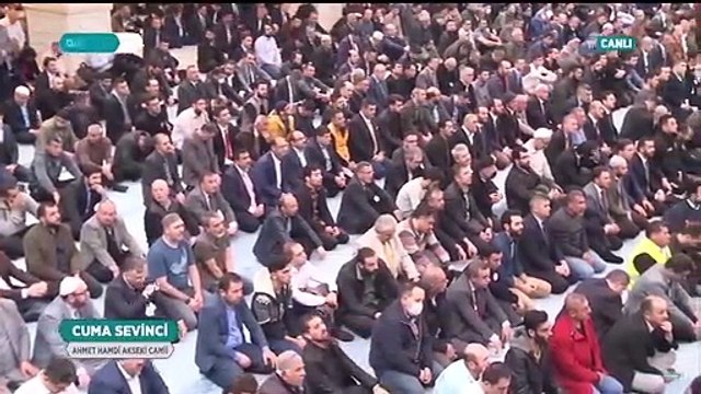 Diyanet İşleri Başkanı Ali Erbaş, cuma namazı için toplanan kalabalığa 'kalabalıktan uzak durun' çağrısı yaptı