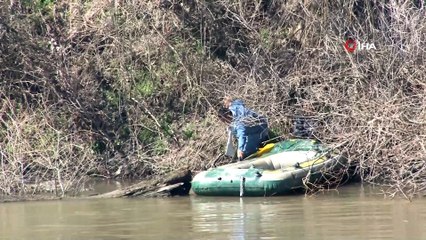 Yunan askerler yanından geçen mültecileri görmedi