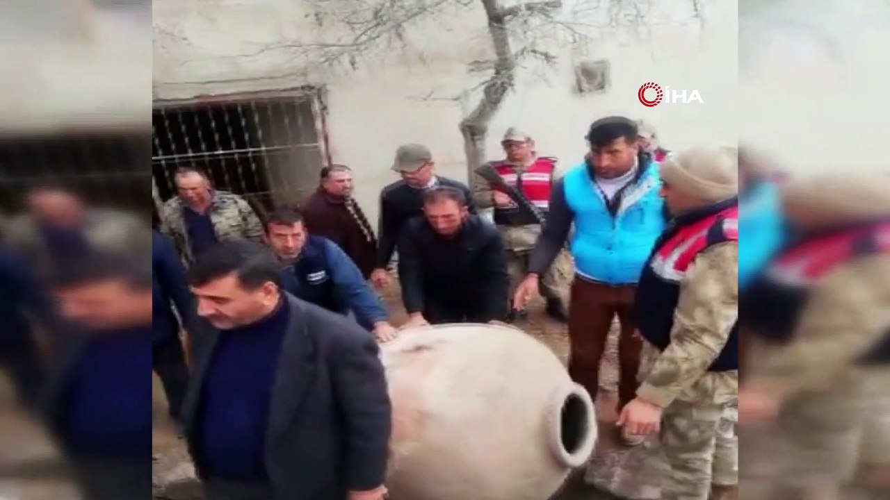 Elazığ'da yıkılacak evden 700 yıllık 'Tahıl Küpleri' çıktı