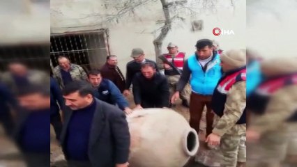 Elazığ'da yıkılacak evden 700 yıllık 'Tahıl Küpleri' çıktı