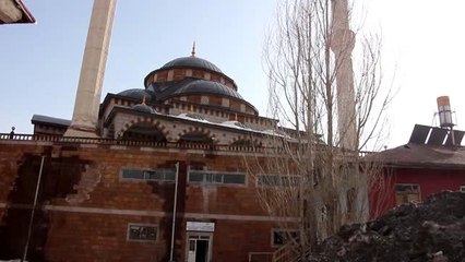 Gençlik merkezinde öğrenciler, kitap okuma süreleri kadar oyun oynuyor