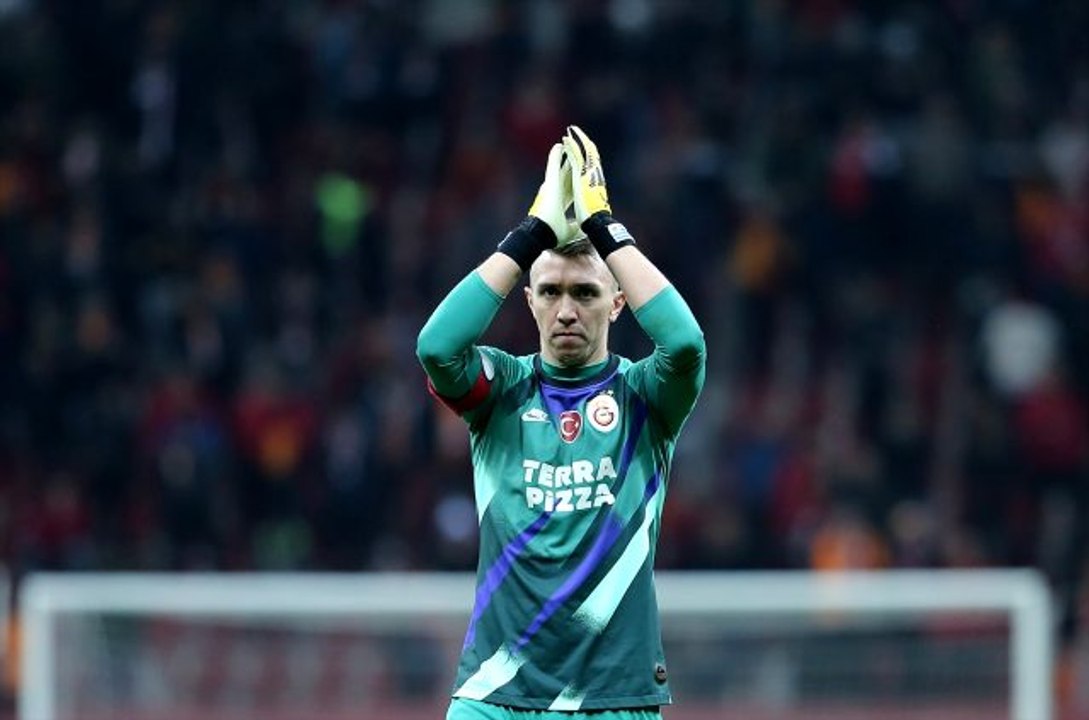 Muslera'dan maçların ertelenmemesine tepki: Her insan ve futbolcunun sağlığı futbol maçından daha önemlidir