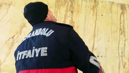 Köprü ayağında mahsur kalan kedi yavrusu kurtarıldı - KARABÜK