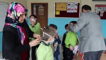 .Karaman'da kursiyerlerin atık kumaştan yaptığı maskeler öğrencilere dağıtıldı