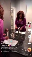 Gloria Gaynor ‘Hayatta kalacağım’ şarkısını söyleyerek ellerini yıkadı