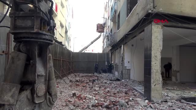 Silivri'de ağır hasarlı yapıların yıkımı devam ediyor