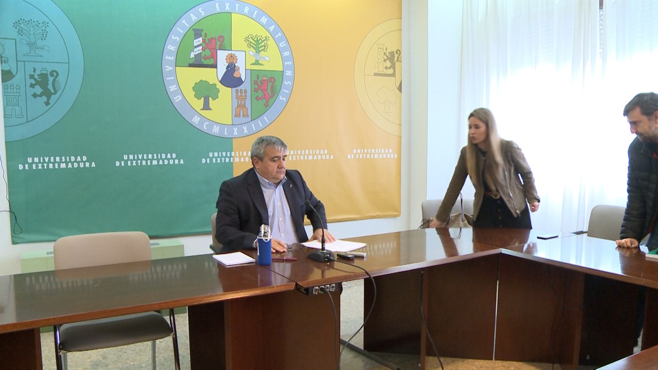 Rector de la UEx en rueda de prensa