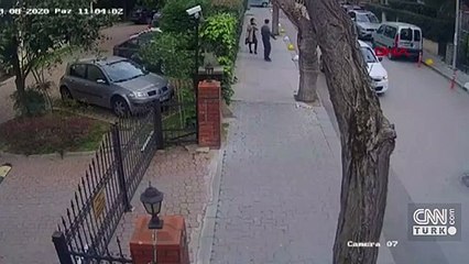 Çantasını almaya çalıştığı kadını yerde sürükledi