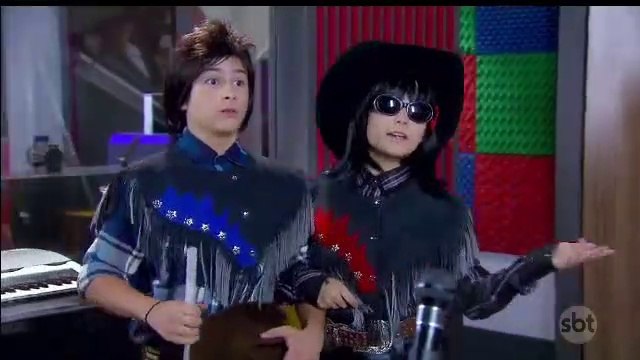 Téo e isabela entram disfarçados na gravadora - Cúmplices de um Resgate (reprise) (25/02/2020) (21h54) | SBT 2020